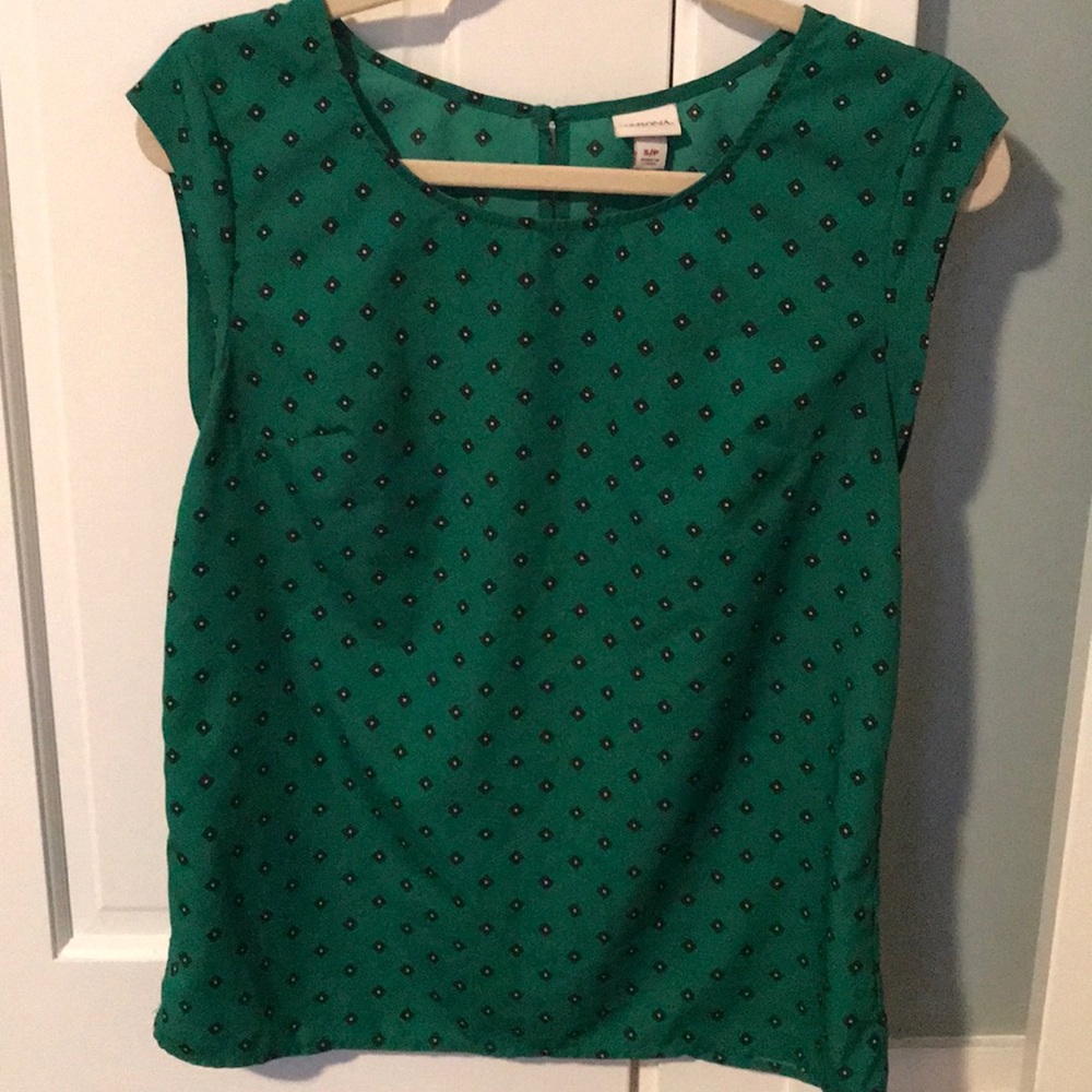 Cap sleeve emerald green top with navy pattern